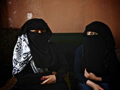 La casamentera Hala Alí,de 27 años, a la derecha, sentada junto a Reem, de 16 años y recientemente divorciada.