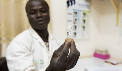 El doctor Koulmaga, del proyecto Target Malaria, que ha liberado mosquitos modificados genéticamente para luchar contra la malaria en Burkina Faso.