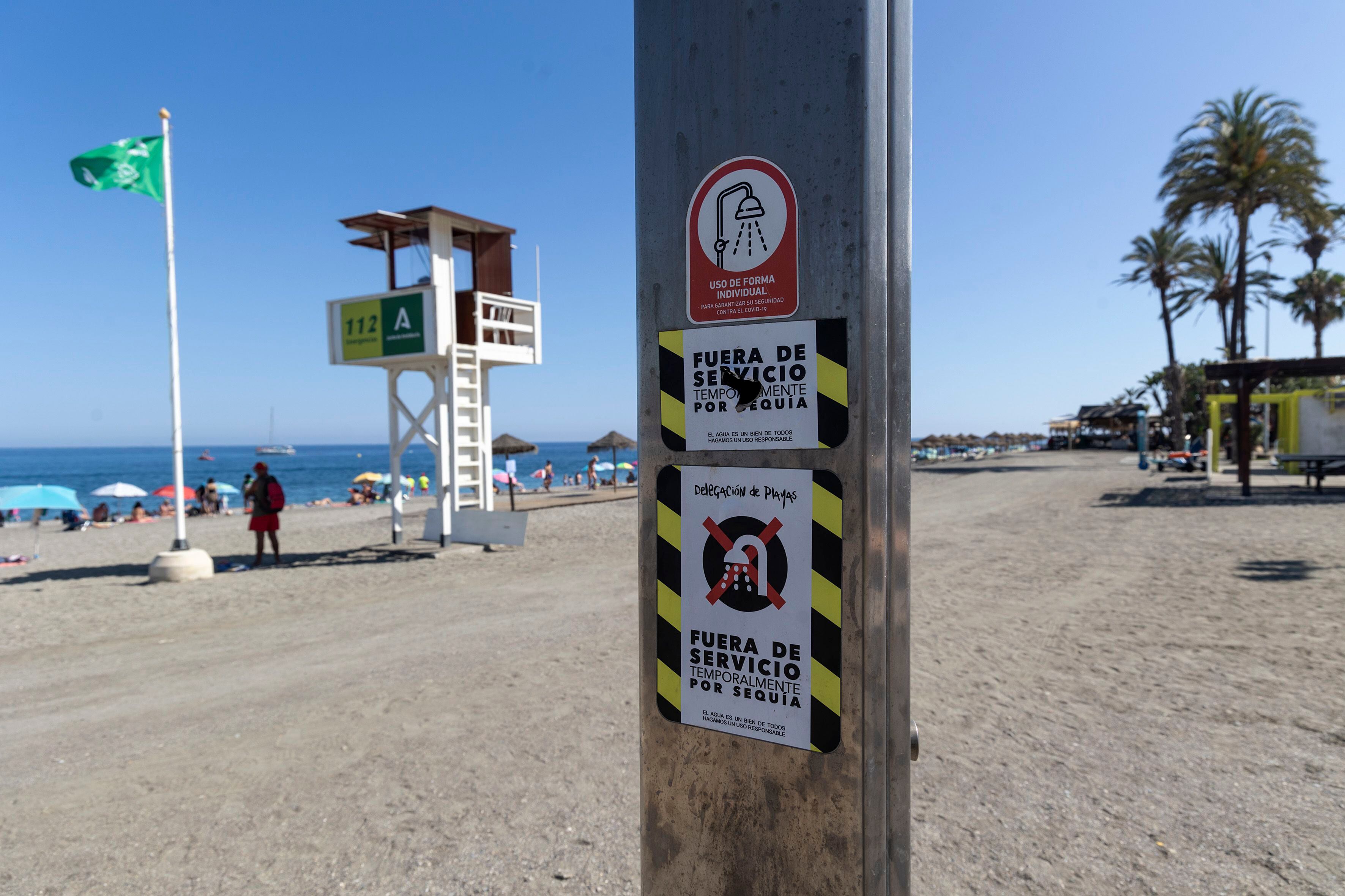 Duchas públicas con el suministro de agua cortado debido a las restricciones por la sequía, este verano en la playa de Torre del Mar, en Málaga.