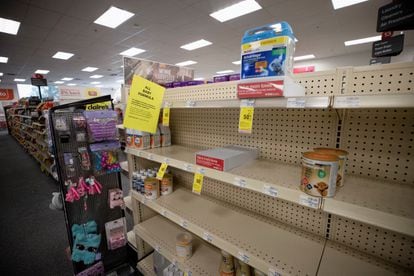 Empty shelves in a linear of infant formula, this Tuesday in a pharmacy of the CVS chain in San Antonio (Texas).