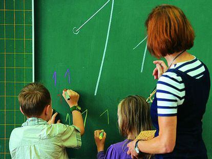 Ni&ntilde;os zurdos y diestros aprendiendo en el colegio.