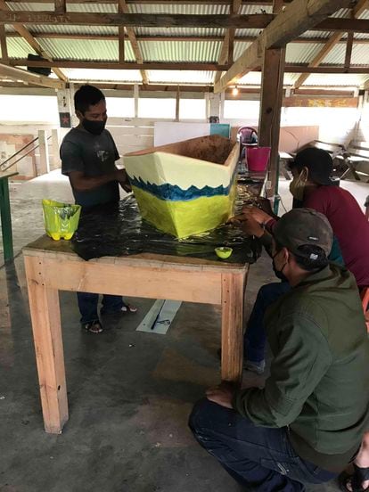 Zapatistas trabajan en la construcción de una de las embarcaciones.