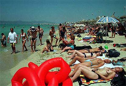 Varias turistas toman el sol en la playa del Arenal, en Palma de Mallorca.