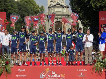 Los ciclistas del Movistar, mejor equipo de la Vuelta, en el podio.