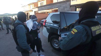 Agents of the Civil Guard transfer a detainee in an operation against drug trafficking carried out in March of last year in Algeciras (Cádiz).