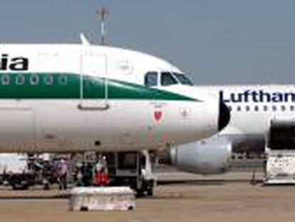 Aviones de las compañías aéreas italiana "Alitalia" (i) y alemana "Lufthansa", en el aeropuerto de Roma, Italia. EFE/Archivo