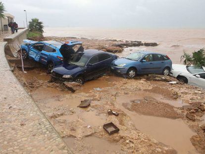 Coches arrastrados por las fuertes lluvias en el municipio de Alcanar (Tarragona), el pasado septiembre.
