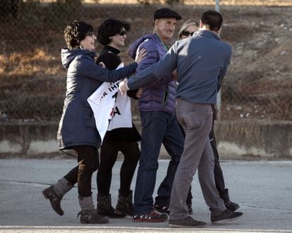 El terrorista Jesús María Zabarte (c), conocido como "el Carnicero de Mondragón", y en cuyo amplio historial de asesinatos figura el del niño José María Piris, rodeado de familiares y amigos a su salida esta tarde de la cárcel Jaén II después de decretar su libertad la Audiencia Nacional tras el final de la doctrina Parot, 20 de noviembre de 2013.