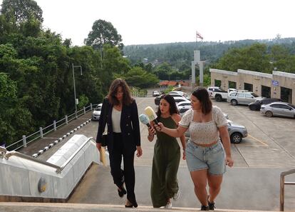 Silvia Bronchalo, madre de Daniel Sancho (a la izquierda), esta mañana a su llegada al  edificio de los juzgados de Koh Samui (Tailandia).