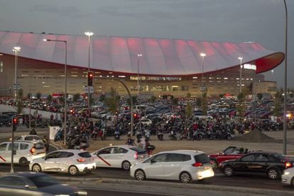 Entrada de coches y aficionados en el estadio Wanda Metropolitano el pasado s&aacute;bado, cuando el Atl&eacute;tico de Madrid jug&oacute; contra el Barcelona.