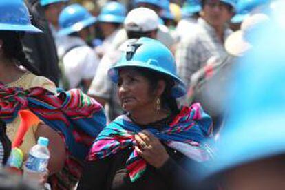 Cientos de mineros artesanales y pequeños productores marchan, desde el pasado jueves 20 de marzo de 2014, por las calles de Lima para demandar al Gobierno para que modifique las normas contra la minería ilegal. EFE/Archivo