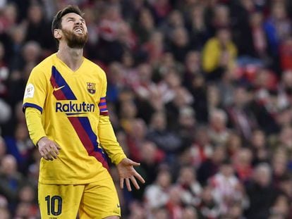 Messi se lamenta tras fallar una ocasión ante el Athletic, el jueves en San Mamés.