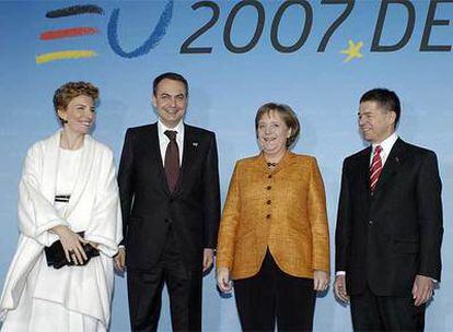 Rodríguez Zapatero, acompañado por su esposa, Sonsoles Espinosa, recibidos por Angela Merkel en el Museo Histórico Alemán.