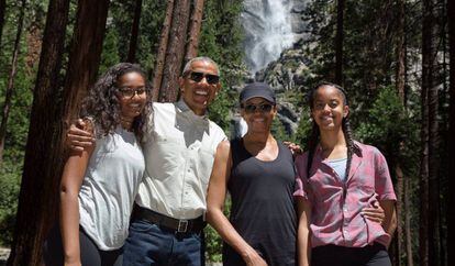 Barack y Michelle Obama con sus hijas, Sasha y Malia (derecha).