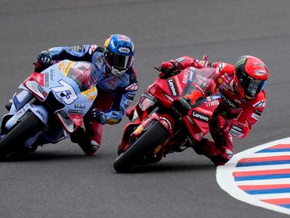 Álex Márquez (izquierda) y Francesco Bagnaia (derecha) durante los entrenamientos libres del GP de Argentina, este viernes.