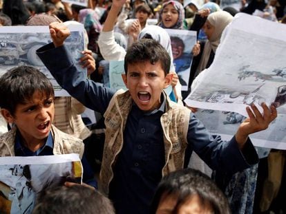 Protesta ante la sede de Naciones Unidas en Saná por los niños fallecidos en un bombardeo de Arabia Saudí.