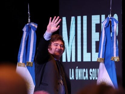 Javier Milei saludaba a sus simpatizantes para celebrar su victoria, el domingo en Buenos Aires.