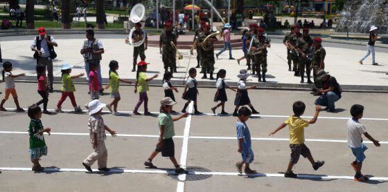Desfile infantil en el cierre de una operación humanitaria.