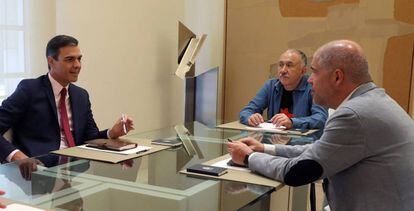 El presidente del Gobierno en funciones, Pedro Sánchez (i), conversa con los secretarios generales, de UGT, Pepe Álvarez (c), y de CCOO, Unai Sordo (d), durante una reunión celebrada en el Palacio de la Moncloa.