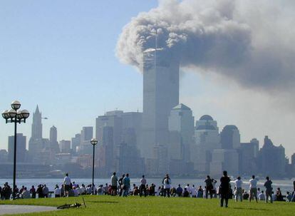 Vista desde Hoboken, Nueva Jersey, del World Trade Center tras derrumbarse una de las torres.