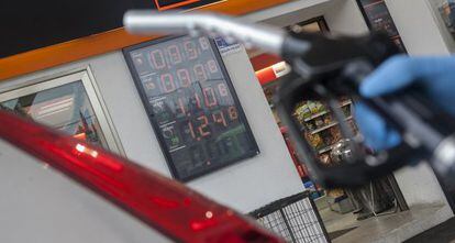 Un surtidor con el precio del diésel por debajo de un euro en Madrid.