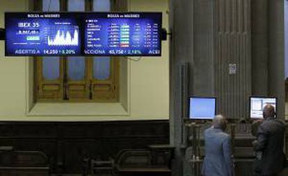 Unos monitores de la Bolsa de Madrid muestran la evolución del principal indicador de la bolsa española, el IBEX 35. EFE/Archivo
