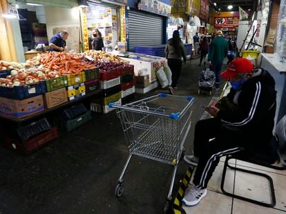 El dependiente de un negocio en el Mercado Central de Santiago (Chile), espera la llega de algún cliente, en una imagen de archivo.