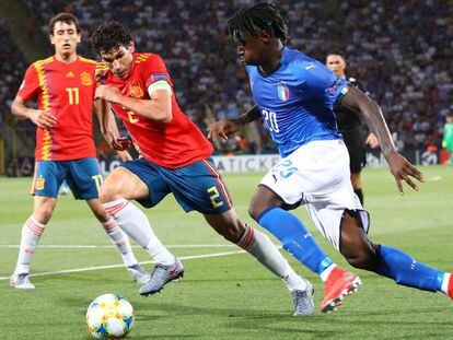 Moise Kean encara a Vallejo.