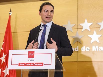 El portavoz del PSOE, Juan Lobato, en una rueda de prensa el 17 de enero tras su reunión con la presidenta de la Comunidad de Madrid, Isabel Díaz Ayuso.