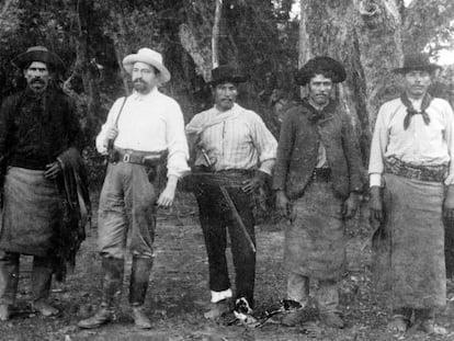 Vicente Blasco Ib&aacute;&ntilde;ez (segundo por la izquierda), en una de sus fincas argentinas.