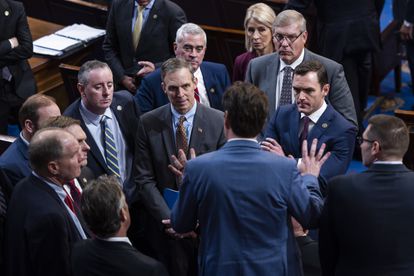 Matt Gaetz, representante del 1.° Distrito Congresional de Florida, conversa con algunos compañeros republicanos en el Capitolio de los Estados Unidos, en Washington.
