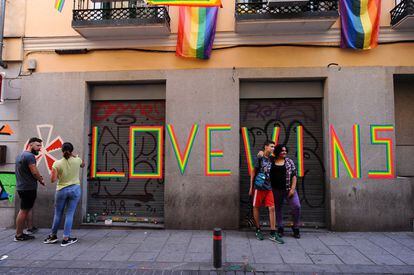 Centenares de personas han asistido al pregón del Orgullo LGTB en la plaza Pedro Zerolo. En la imagen, una calle de Madrid decorada con los colores del arcoíris.