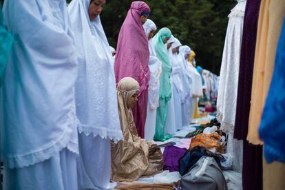 Fieles musulmanes se reúnen en un parque en Hong Kong, para celebrar el fin del Ramadán.