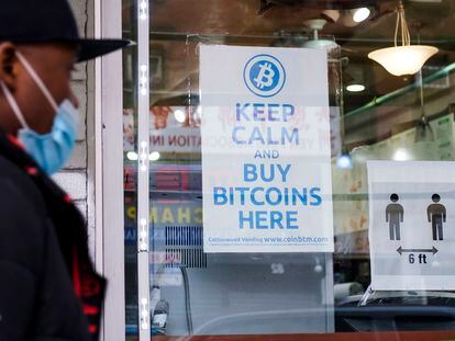 Un hombre entra en un establecimiento que anuncia la venta de bitcoins, el pasado febrero en Nueva York.