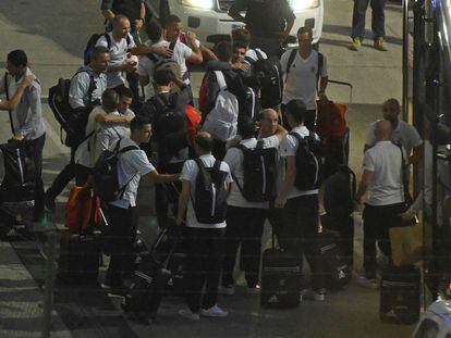 Jugadores y cuerpo técnico de la selección española de fútbol a su llegada al aeropuerto de Madrid.