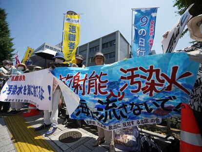 Protesta contra el vertido, este lunes frente a la oficina del primer ministro japonés, en Tokio.