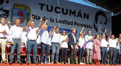 Gobernadores y dirigentes peronistas saludan desde el escenario montado en Tucumán para conmemorar el Día de la Lealtad.