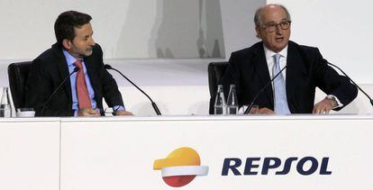 El presidente de Repsol, Antonio Brufau (derecha), y el consejero delegado, Josu Jon Imaz, durante la junta general de accionistas.