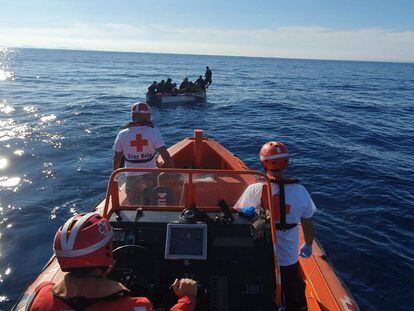 Una lancha de la Cruz Roja, en el rescate de una patera frente a las costas murcianas el pasado octubre.