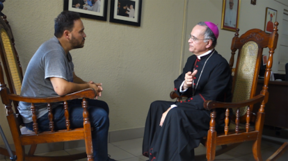 Un momento de la entrevista con Silvio José Báez Ortega, obispo católico nicaragüense.