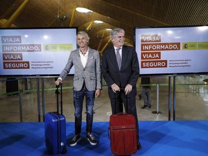 El ministro de Exteriores Alfonso Dastis, junto a Jesús Calleja, en una de las últimas campañas de publicidad institucional.