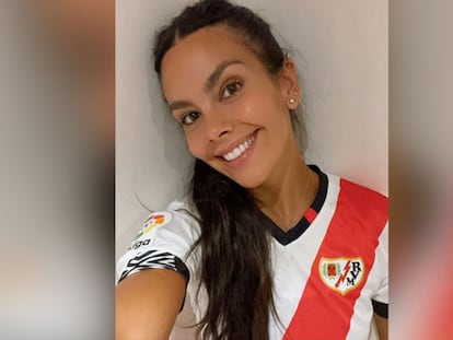 La presentadora televisiva Cristina Pedroche con la camiseta del Rayo Vallecano.