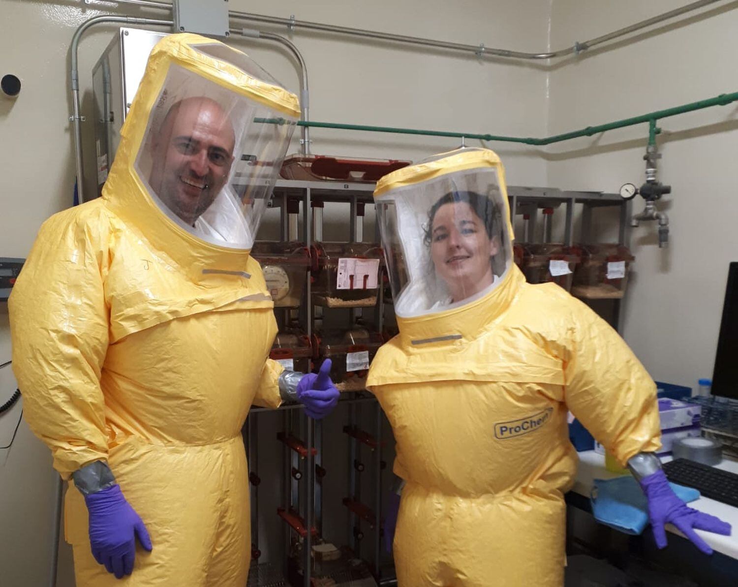 Los científicos Juan García Arriaza y Carmen Zamora, en el Centro de Investigación en Sanidad Animal (CISA), en Valdeolmos (Madrid).