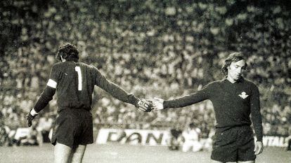 Iribar y Esnaola se saludan en la decisiva tanda de penaltis de la final de Copa de 1977.