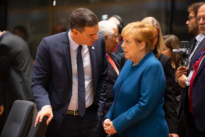 El presidente del Gobierno español, Pedro Sánchez, habla con la canciller alemana, Angela Merkel, en la cumbre de líderes de la UE del pasado octubre.