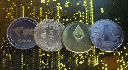 Representación de las monedas virtuales Ripple, Bitcóin, Etherum y Litecoin.