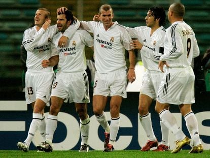 Beckham, Figo, Zidane, Raúl y Ronaldo celebran el segundo gol del Madrid en Roma en 2004 en la única imagen que hay de ellos solos.