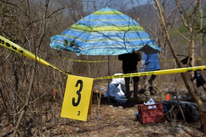 Policías y forenses trabajan en el sitio de una fosa clandestina a las afueras de Colima (México), en abril de 2022.