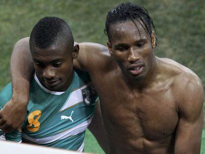 Drogba se abraza con Kalou al finalizar el partido.