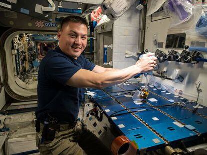 El astronauta de la NASA Kjell Lindgren prepara un café a bordo de la Estación Espacial Internacional.